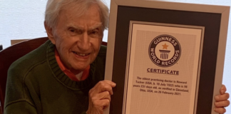 100 tuổi vẫn hành nghề y, một bác sĩ lập kỷ lục Guinness