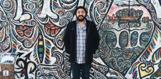 9 năm miệt mài vẽ vời không bằng 9 tháng bán tranh NFT kiếm hơn 22 tỷ đồng, chàng họa sĩ mua đất ảo làm phòng trưng bày luôn!