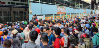 Ảnh: Vạ vật xếp hàng dài cả cây số từ sáng sớm để mua khẩu trang vẫn không được, người Sài Gòn ngán ngẩm ra về