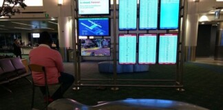 Bá đạo và đam mê như nam game thủ Mỹ, cướp luôn màn hình sân bay để cày game, bị nhắc nhở còn bảo “Chờ nốt ván đã”