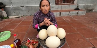 Bà Tân Vlog làm món trứng đà điểu khổng lồ, cộng đồng mạng nhanh mắt nhận ra sự kết hợp dễ gây ngộ độc của món ăn