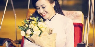 Bà Tưng ăn mặc kín đáo vẫn bị “ném đá”