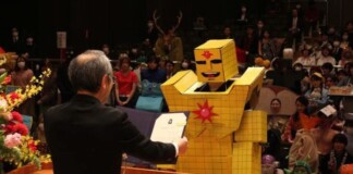 Bất chấp dịch bệnh, sinh viên vẫn ăn mặc “kì quái” như thế này để đi dự lễ tốt nghiệp