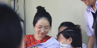 Bị chụp lén, cô giáo thực tập với ‘gương mặt baby như học sinh’ bất ngờ nổi như cồn