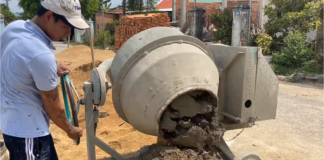 Bỏ nghề Youtube, Lộc Fuho lại quay về làm phụ hồ như ngày thường, fan cảm thán “Bao năm rồi anh vẫn chưa lên thợ chính nữa”