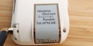 Chán smartphone, cô nàng tự chế một chiếc điện thoại di động quay số cực kỳ hoài cổ