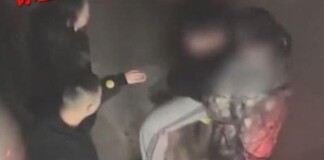 Chàng trai tự vả vào mặt vì có lỗi với bạn gái, hành động của người đàn ông qua đường gây bàn tán vì… nhiệt tình không đúng chỗ