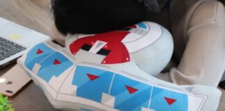 Chế tạo bàn đấu bài Yu-Gi-Oh! làm gối ngủ, nam game thủ được CĐM tung hô vì sáng tạo, giá bán sản phẩm gây sốc