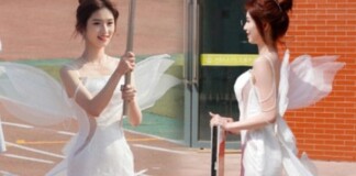 Chỉ cầm bảng diễu hành, hai nữ sinh khiến dân mạng xôn xao, nhan sắc “không phải dạng vừa”