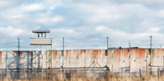 Chuyện lạ: Bác gái 60 tuổi ung dung bước vào nhà tù, hack cả server lẫn máy tính của quản ngục