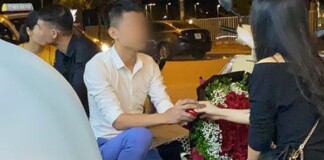 Clip: Nam thanh niên quỳ xuống cầu hôn cô gái trên vỉa hè, bị từ chối liền thẳng thừng bỏ lại chiếc nhẫn rồi bước đi khiến cộng đồng mạng xôn xao