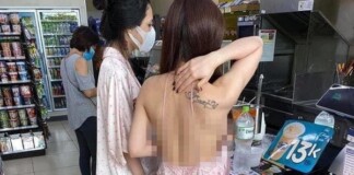 Cô gái mặc áo 2 dây để lộ toàn bộ lưng trần cùng vòng 1 hớ hênh khi mua đồ ở cửa hàng tiện lợi khiến nhiều người “nóng mắt”