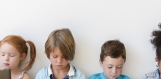 Con người không tiến hóa để nhìn vào màn hình điện tử cả ngày, vậy hậu quả của nó là gì?