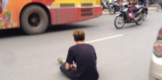 Cộng đồng mạng xôn xao vì chàng trai “ăn vạ” bạn gái