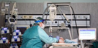 Covid-19 nguy hiểm cả với người trẻ: Chia sẻ của một bác sĩ tuyến đầu cho thấy nó tàn phá phổi người bệnh như thế nào