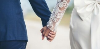 Đám cưới bị hủy do Covid-19, cặp đôi game thủ vẫn quyết định tổ chức lễ thành hôn theo một cách khiến họ hàng hai bên “ngã ngửa”