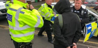 Đánh rơi bọc ma túy trị giá 1 tỷ đồng, shipper gọi điện cho cảnh sát nhờ tìm hộ