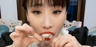 Dập tắt nghi vấn làm giả clip Mukbang, nữ YouTuber ăn cật lực, bất ngờ mặt tái mét, ngất xỉu luôn trên sóng khiến người xem hoảng sợ