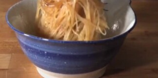 Đầu bếp có hàng triệu người theo dõi trên Tiktok khoe làm phở Việt Nam, nhưng lại pha mì với thứ nước kỳ quặc, bị dân mạng ném đá “không hiểu thì đừng có làm”