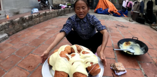 “Dị” như bà Tân Vlog, làm xúc xích siêu to khổng lồ như khoanh giò lụa, cầm lên ăn thôi đã thấy muốn nghẹn