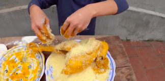 Dùng tay trần nhào nặn, trộn đồ ăn, con trai bà Tân Vlog thêm một lần nữa khiến dân tình dậy sóng vì mất vệ sinh