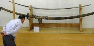 Giải mã bí ẩn thanh kiếm Nhật dài 3,7m, nặng gần 15kg, từng bị nghi là vũ khí của người khổng lồ