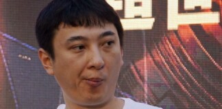 Giàu như Vương Tư Thông nhưng phá sản, hết tiền cũng phải “báo nhà” nhờ mẹ trả hộ