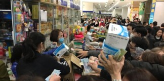 Hà Nội: Cộng đồng mạng kinh hoàng, hàng nghìn người chen lấn mua khẩu trang do lo virus Corona