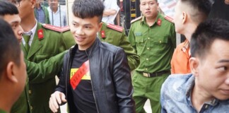 Khá Bảnh cười tươi vẫy tay chào mọi người khi vừa bước xuống xe thùng đến phiên xét xử