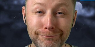 Khổ thân ông bố streamer, chăm chỉ lên sóng kiếm tiền thì bị ngay quý tử mắng là “lười chảy thây” trước mặt người xem