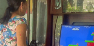 Khoảnh khắc hồn nhiên nhảy nhót của nữ phụ huynh khi chơi game, thốt lên một câu ăn mừng đáng suy ngẫm