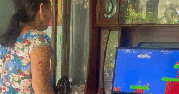 Khoảnh khắc hồn nhiên nhảy nhót của nữ phụ huynh khi chơi game, thốt lên một câu ăn mừng đáng suy ngẫm_673f44237cfdb.png