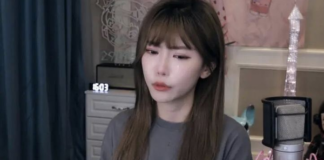 Khóc lóc “than nghèo kể khổ” trên sóng, nữ streamer bị fan “bóc phốt” đi xe 20 tỷ