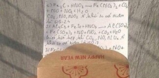 Khóc thét với chiếc lì xì ám ảnh đầu năm: Bên trong ghi dày đặc công thức, phương trình Hoá học khiến học trò không muốn nhận