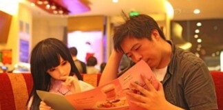 Kỳ lạ thanh niên lập trình game mua búp bê làm… con gái