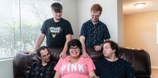 Lạ lùng cô gái trẻ yêu cùng lúc 4 chàng trai, mang thai 7 tháng không biết ai là bố đứa trẻ, nhưng tất cả vẫn sống hòa thuận