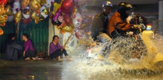 Lâu lắm rồi Hà Nội mới đón giao thừa trong tiết trời xấu thậm tệ, mưa xối xả cả ngày khiến đường ngập như sông