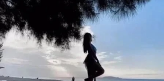 Mặc bikini livestream trên bãi biển, nữ streamer có hành động gợi cảm suýt thì lộ ‘khoảnh khắc hớ hênh’