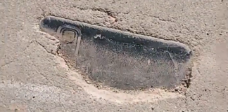 Mất điện thoại 3 năm, thanh niên bất ngờ tìm thấy máy bị chôn dưới mặt đường xi-măng