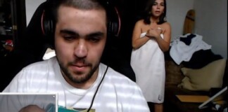 Mẹ của fan cuốn mỗi khăn tắm rồi bất ngờ xuất hiện trên sóng khiến một streamer suýt nữa “bay kênh”