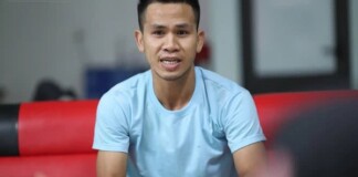 Một clip góc khác cho thấy Nguyễn Ngọc Mạnh đã vất vả và nỗ lực đến thế nào khi cố gắng cứu em bé