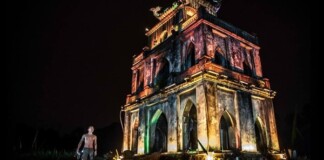 Nam thanh niên bơi ra Tháp Rùa lúc nửa đêm