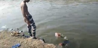 Nam thanh niên máu lạnh, thấy bạn chết đuối liền bỏ mặc, thậm chí còn quay lại video khiến cộng đồng mạng phẫn nộ