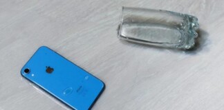 Nên làm gì nếu điện thoại dính nước