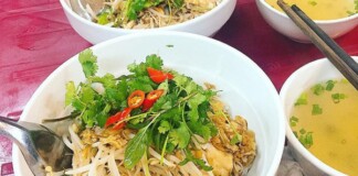 Ngày Tết ăn hai bát phở trộn bị “chém” 300k, cộng đồng mạng lên tiếng than thở, chỉ trích