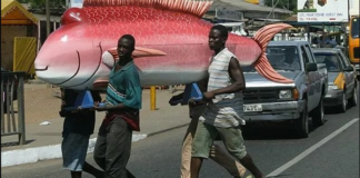 Ngoài anh da đen khiêng hòm, châu Phi còn nổi tiếng với những quan tài bá đạo khiến “người chết cũng phải mỉm cười”