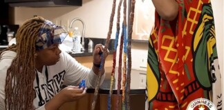 Người phụ nữ có bộ móng tay dài nhất thế giới: Nuôi móng tay vì câu chuyện đau lòng, việc khó nhất là dùng giấy trong WC