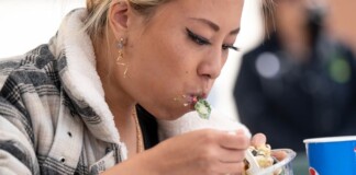 Nhờ mê game, “food reviewer” tìm ra biệt tài, kiếm “sương sương” cả tỷ đồng