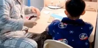 Nhóc game thủ khôn lỏi, giả vờ học online rồi lấy thẻ của bố “quẹt” game, nhận ngay màn trừng phạt thích đáng