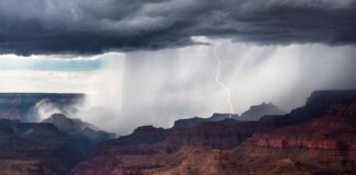 Nhựa đang đổ xuống từ trên bầu trời: Một phiên bản mới đáng sợ của mưa axit